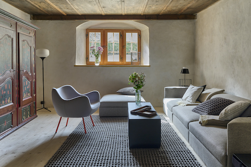 Bild: Wohnzimmer mit historischem Bauernschrank - Foto: © Stiftung Ferien im Baudenkmal, Gataric Fotografie 